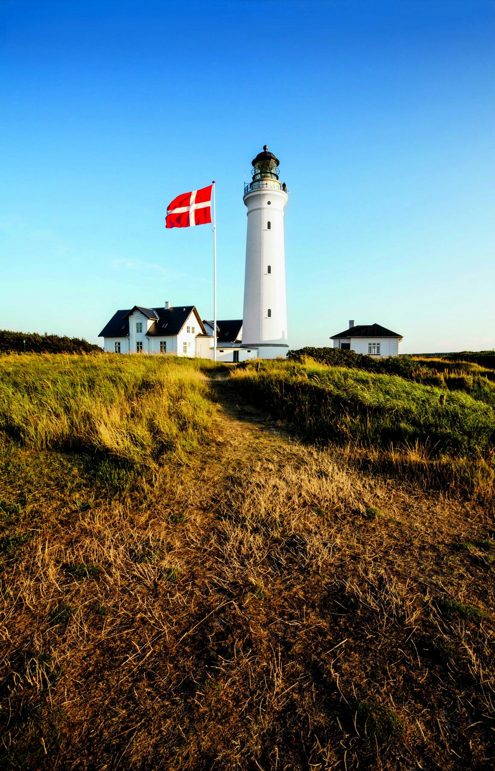 Hirtshals Fyr ruver stolt i det flate, danske landskapet: hirtshals fyr